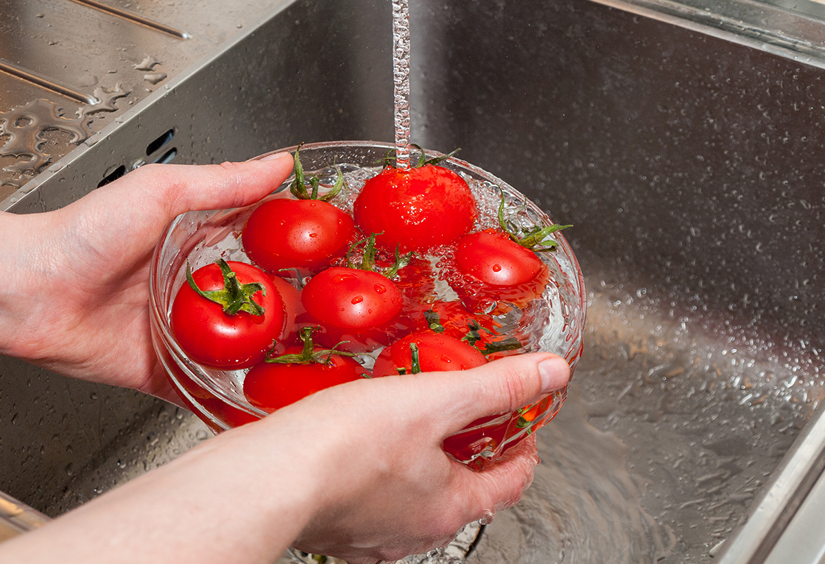 Απεικονίζεται μία φωτογραφία μιας πιπεριάς μέσα σε ένα σουρωτήρι, ενώ τρέχει νερό.